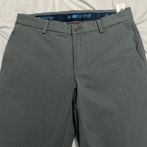 Vineyard vines on the go pants 30x32 GUC. No rips, stains or tears.